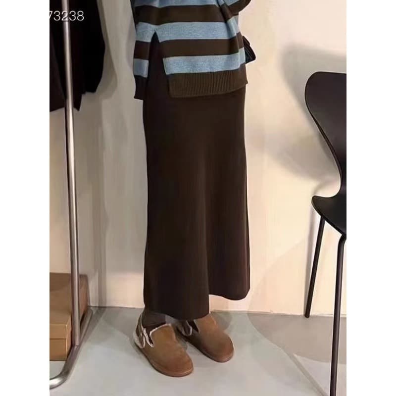 60代ファッション ベーシックニットロングスカート