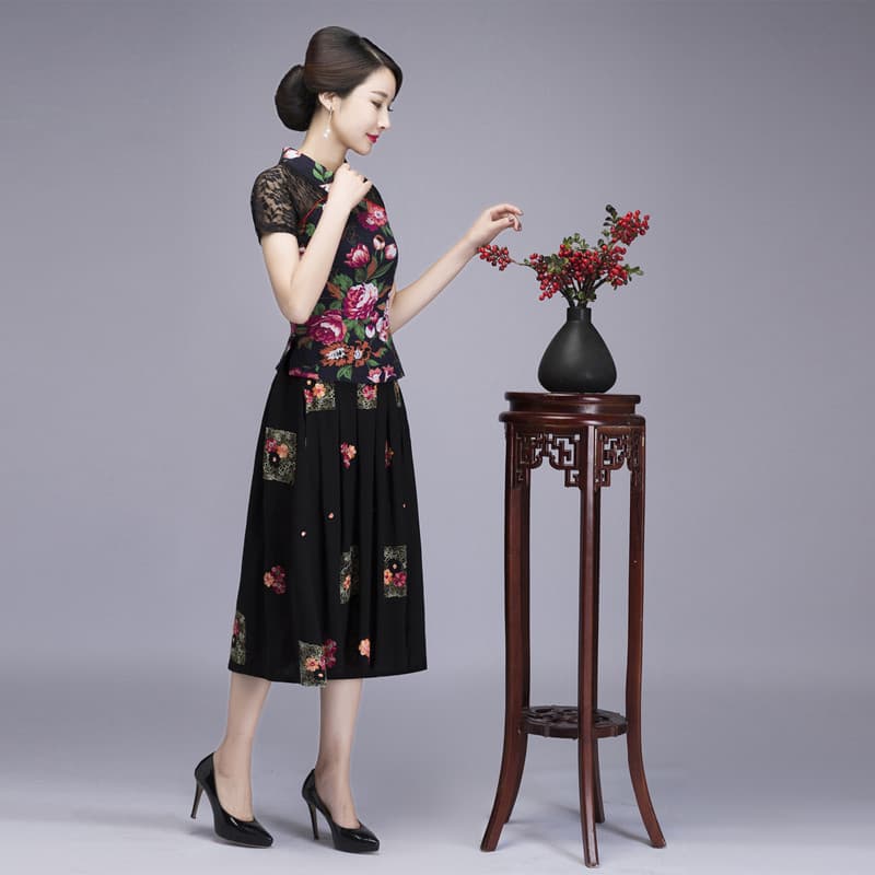 60代ファッション 花柄刺繍入り ミディ丈プリーツスカート