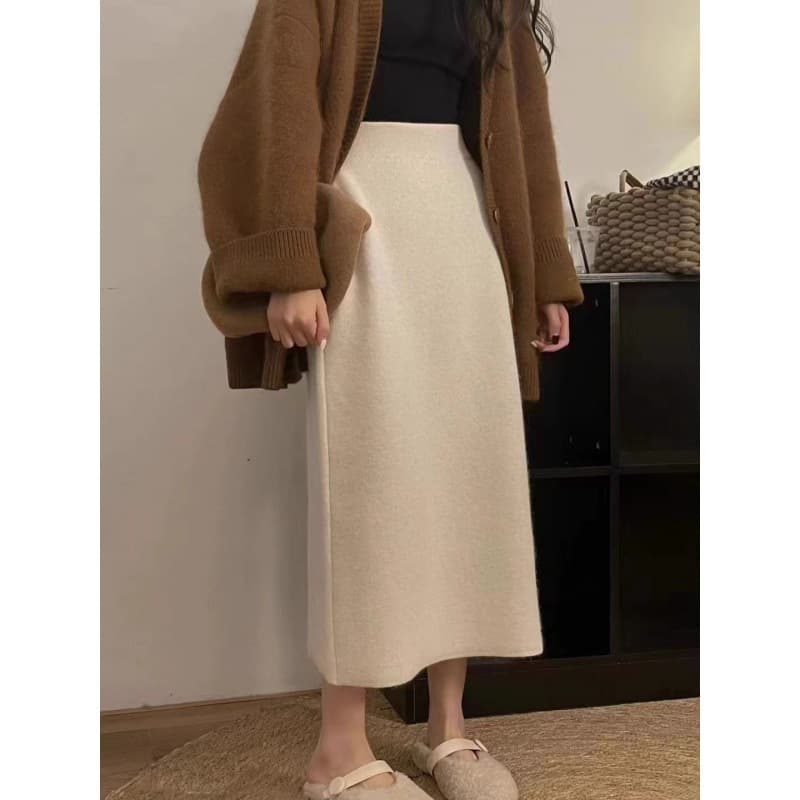 60代ファッション ベーシックニットロングスカート