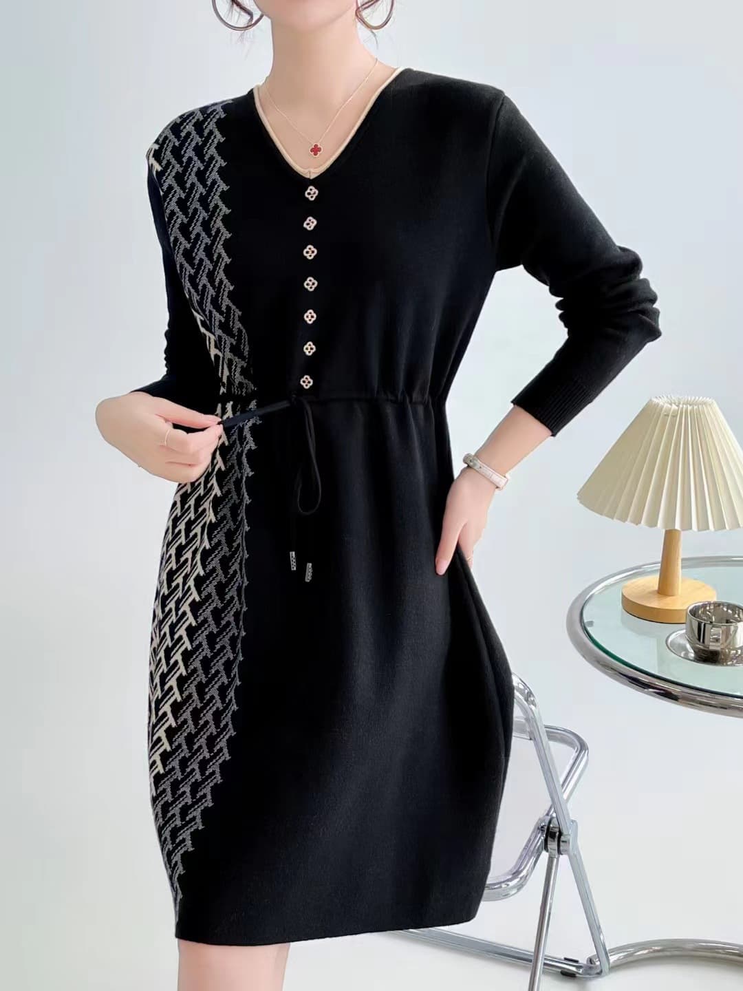 60代ファッション 上品なニットワンピース 斜めラインデザイン
### 60代のお洒落を楽しむ女性におすすめのワンピース。