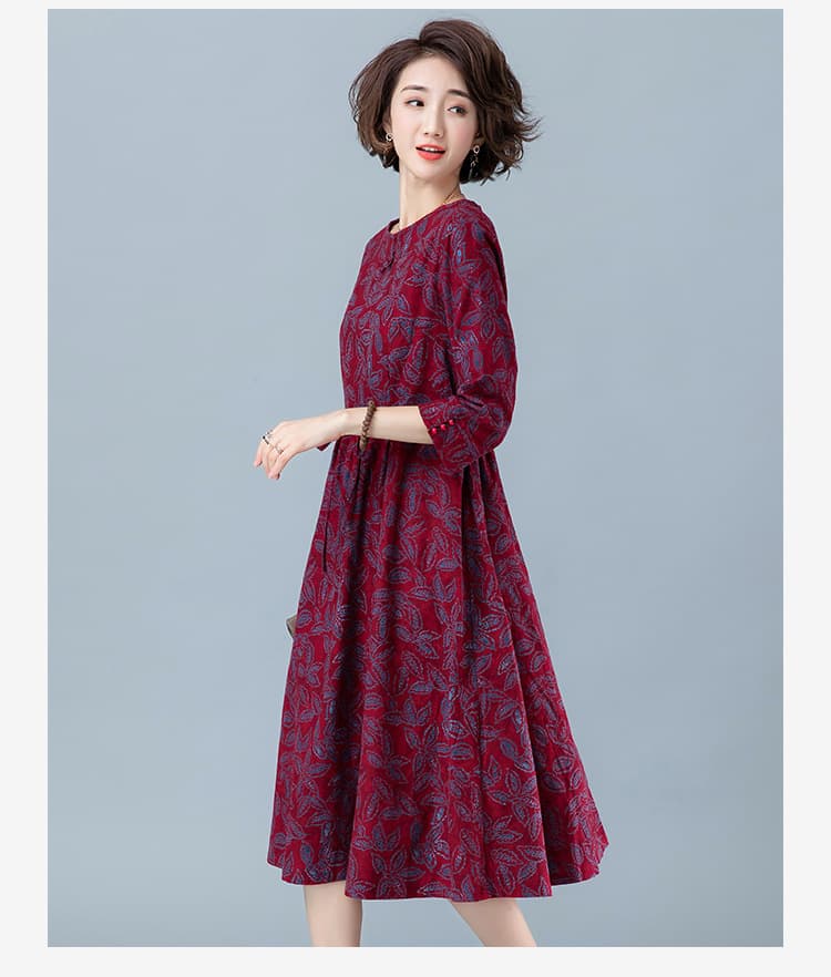 60代ファッション やさしい落ち葉柄のミモレ丈ワンピース
