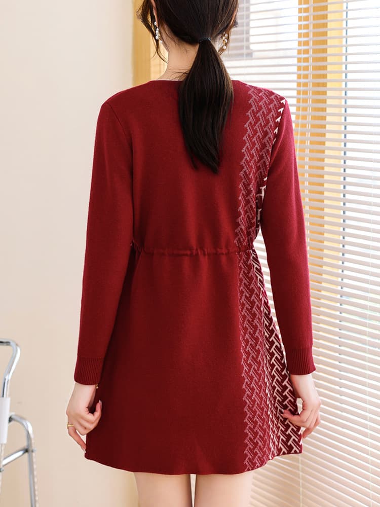 60代ファッション 上品なニットワンピース 斜めラインデザイン
### 60代のお洒落を楽しむ女性におすすめのワンピース。